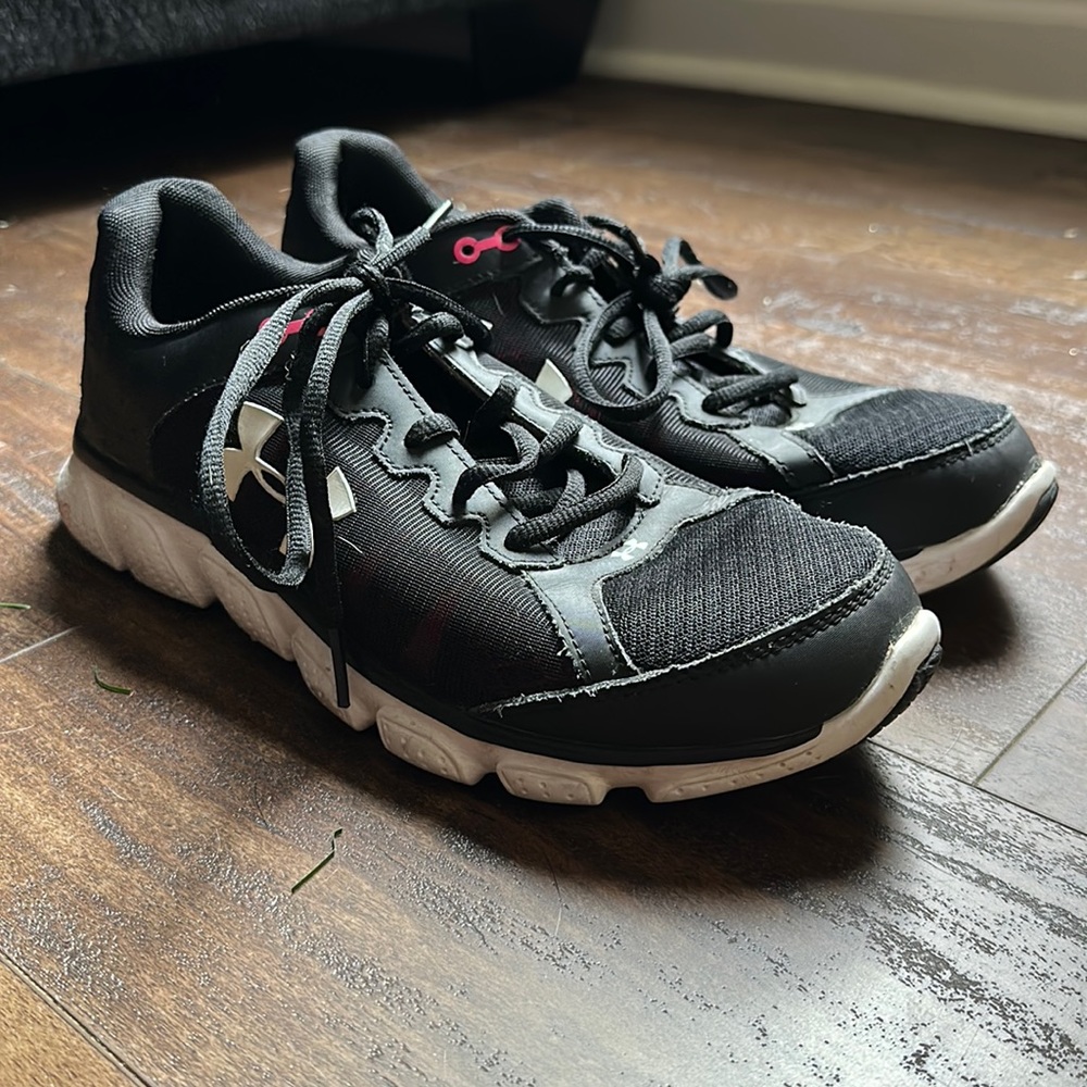 Under armor tennis shoes. Good condition